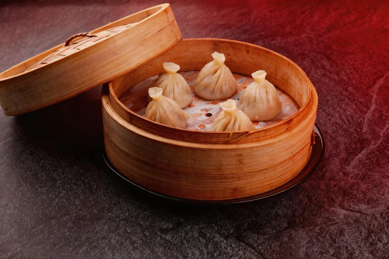 Momos vapeur dans leur panier bambou