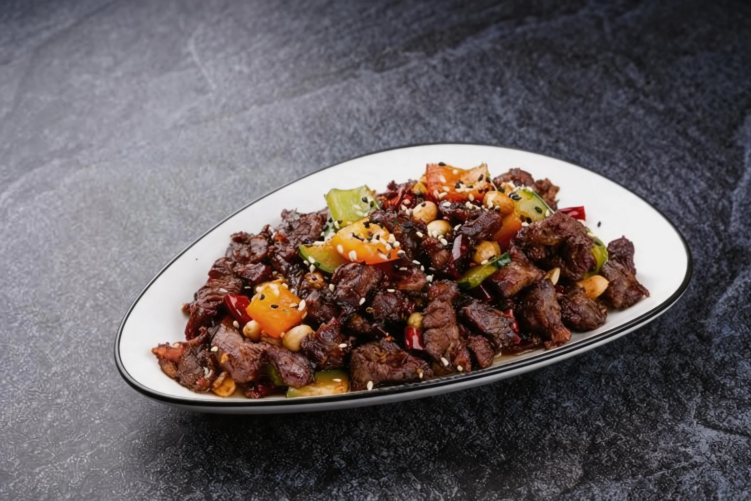 Boeuf sauté épicé à la façon tibétaine, poivrons et cacahuètes