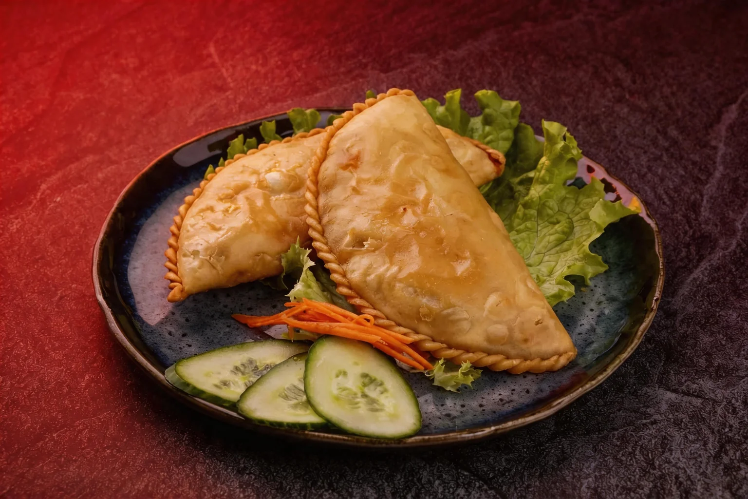 Shapaley frits sur une assiette bleue, salade, carotte et concombre